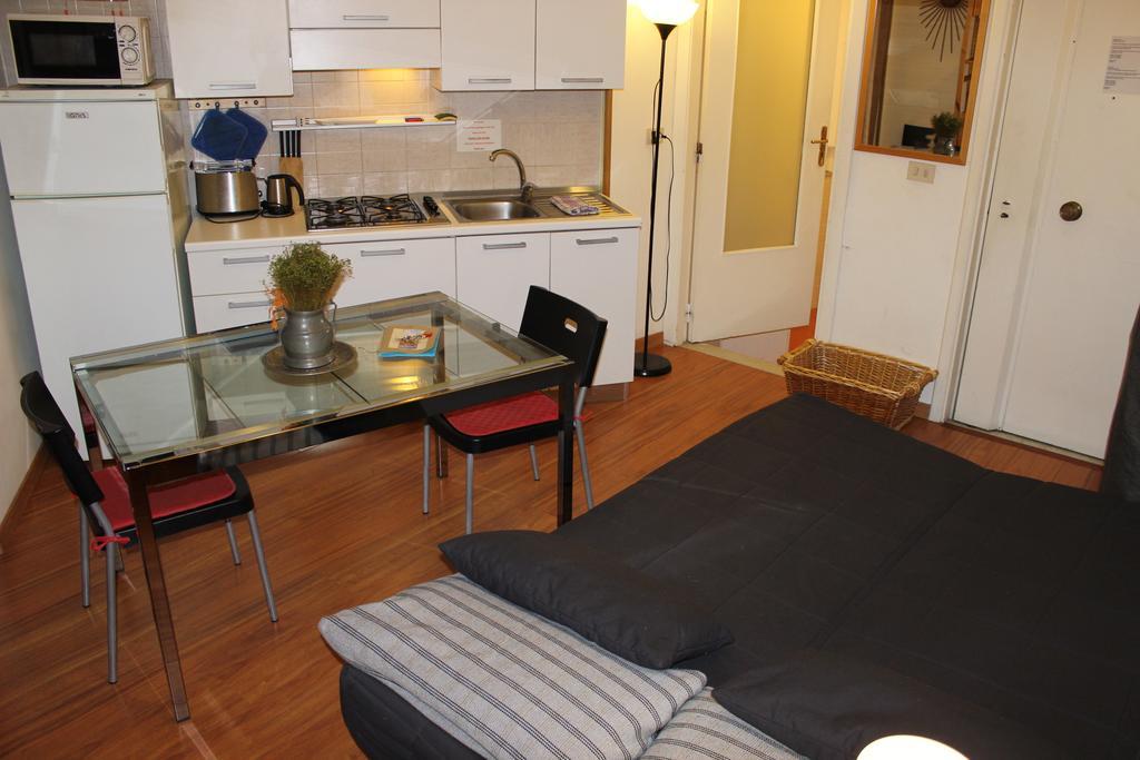 Guide Tour Apartments Неаполь Экстерьер фото